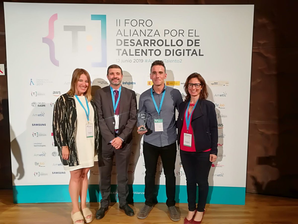 gamedev_innicia's tweet photo. II Foro Alianza por el Desarrollo de #TalentoDigital en España #AlianzaTalento2 @AMETIC_es

Ayer compartimos nuestra alegría por el premio #DigitalSkills #FP  con:
@EstrategicosUMA @victorfmm @RocioTorresManc @Rsctalent1 🎓 
@barbrilue #gamedevindie 🎮
@magoaldeca 🌍 https://t.co/HtcmHBGHNU