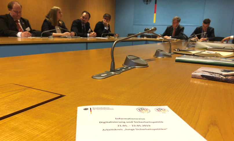BAKS_Bund's tweet photo. Wie läuft es mit der #Digitalisierung 🌐 deutscher Sicherheitsinstitutionen? Der AK #Junge_Sicherheitspolitiker @BAKS_Sprecher besuchte @AuswaertigesAmt, @GERDigitalEnvoy, @AA_stabilisiert, @BBK_Bund, @BSI_Bund und @bundeswehrInfo: 

https://t.co/nyOEUHAqLW https://t.co/SPggnXa2g8