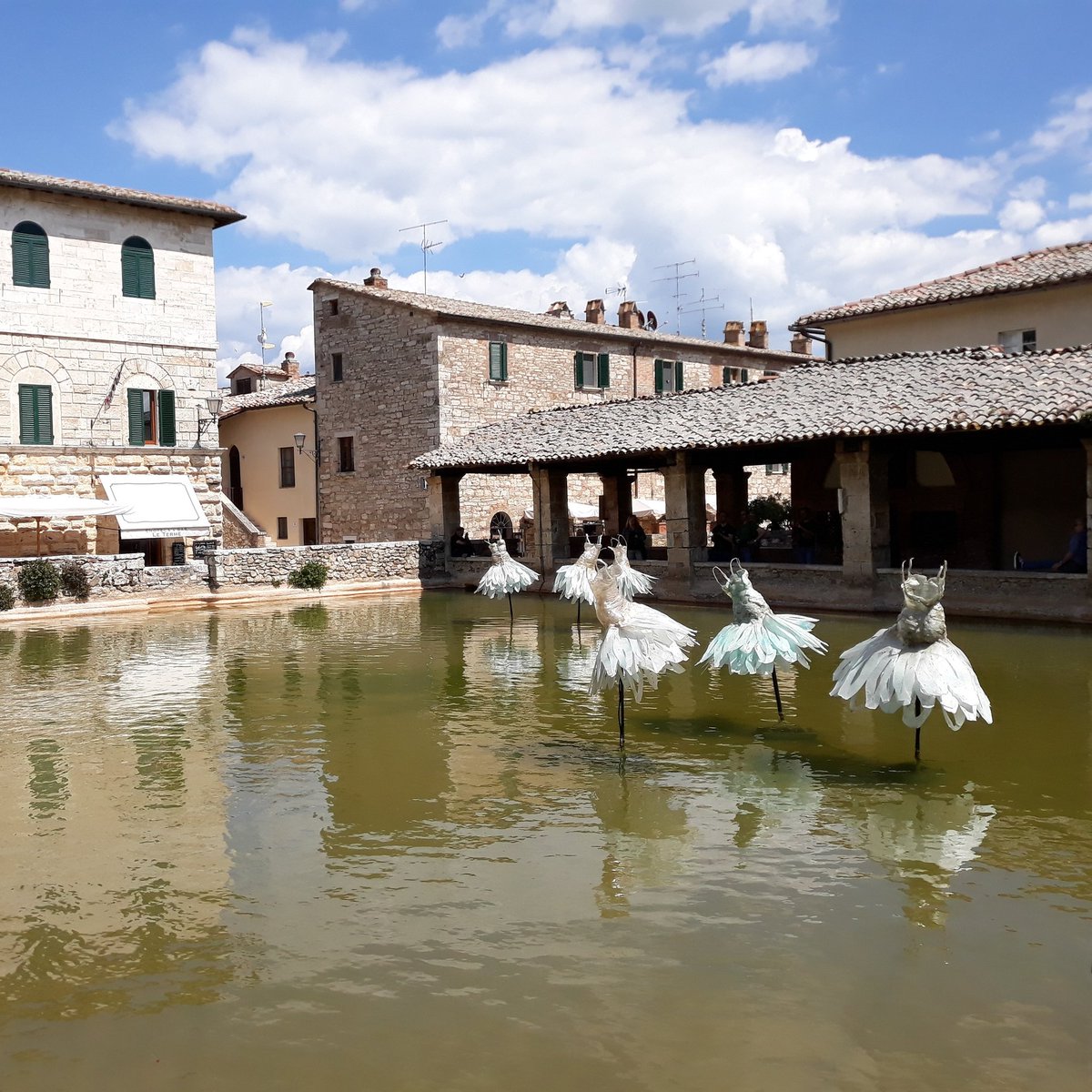 SophWonderer's tweet photo. Straight outta dream 
(Bagni Vignoni, Tuscany, Italy)

#travel #traveltips #photography #adventure #Wine #italy #tuscany #winelover #luxurytravel #luxurylifestyle #luxurylife #foodie #vacation #Vacances #beautifuldestinations #BeautifulWorld https://t.co/66kR5hf94L