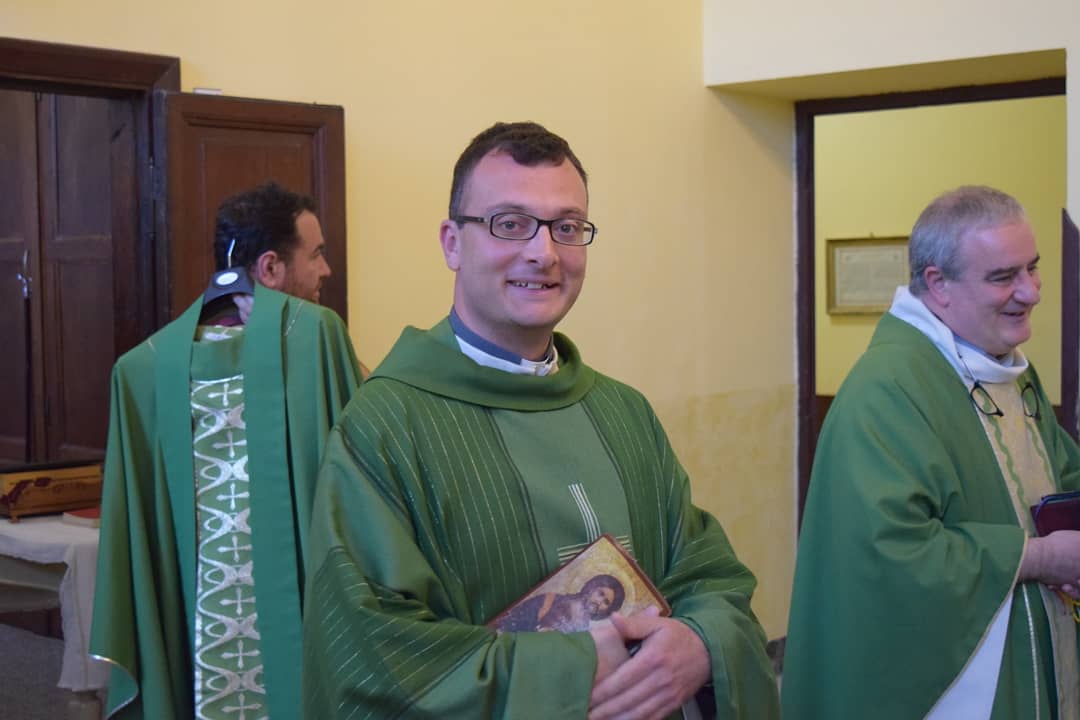 pcleoniano's tweet photo. Prima messa alla cappella della Mater Salvatoris per il nostro fratello don Rosario Vitagliano, ordinato presbitero lo scorso 8 giugno 🙏🏻😇
•
#messa #prete #sacerdozio #celebrazione #eucaristia #chiesacattolica #grazie https://t.co/ki6cjjdT8Q