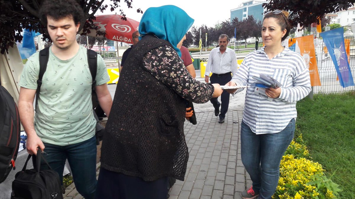 maltepeakparti's tweet photo. İlçe Başkanımız Sn.Mehmet Erikci'nin yönetiminde, 06:00 itibari ile Metro girişlerinde vatandaşlarımıza hayırlı işler dileklerinde bulunup, broşür dağıtımını gerçekleştirdik.
#BelediyeİşiGönülİşi
#BizimkisiBirAşkHikayesi
@erkankandemir @bayramsenocak @salihcagdas @erikci44 https://t.co/GuTWnEyupb