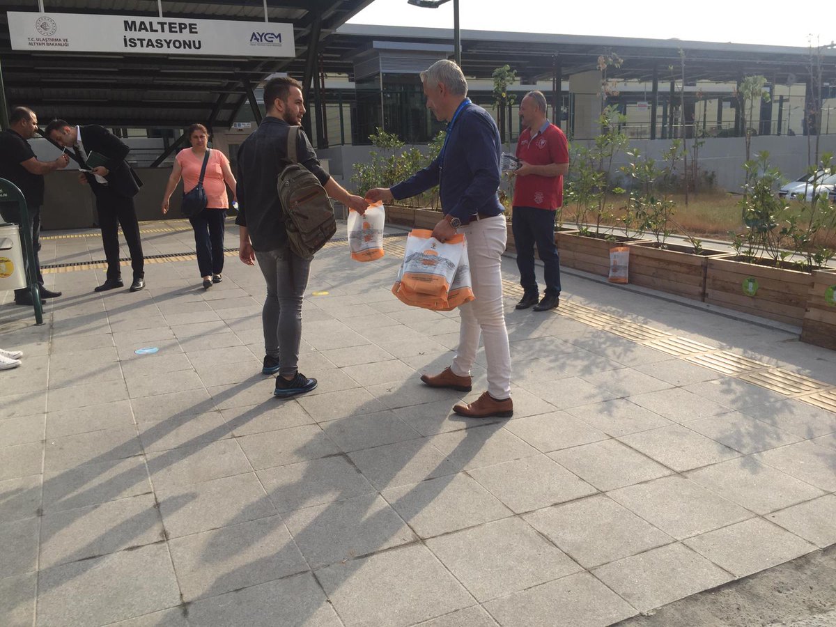 maltepeakparti's tweet photo. İlçe Başkanımız Sn.Mehmet Erikci'nin yönetiminde, 06:00 itibari ile Metro girişlerinde vatandaşlarımıza hayırlı işler dileklerinde bulunup, broşür dağıtımını gerçekleştirdik.
#BelediyeİşiGönülİşi
#BizimkisiBirAşkHikayesi
@erkankandemir @bayramsenocak @salihcagdas @erikci44 https://t.co/GuTWnEyupb