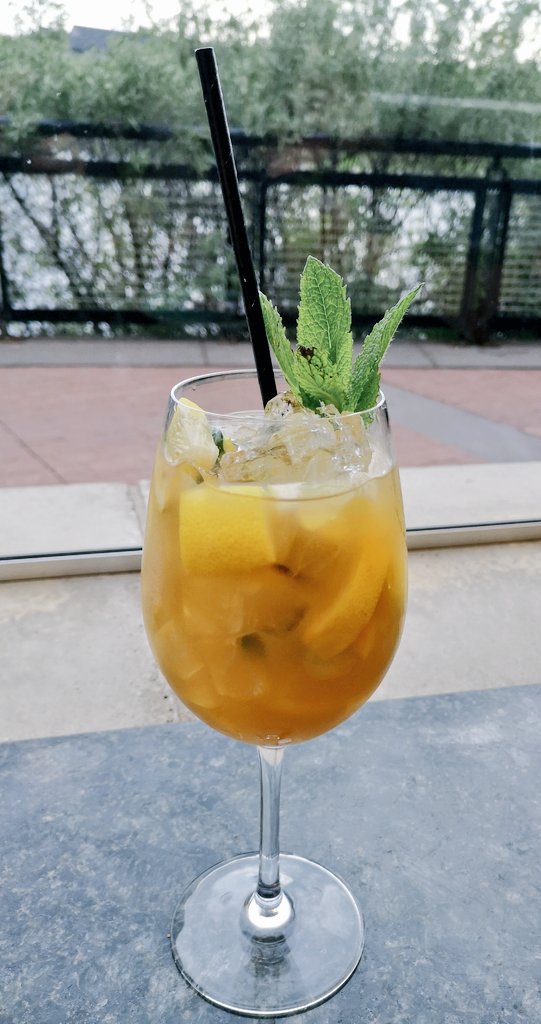 DishntheKitchen's tweet photo. Spent a great night helping @AlloraYYC kick off their patio season! Great friends, food, live music &amp; drinks. Love the cocktails here, especially the Limoncello Spritzer &amp; Grapefruit Mocktail. Thanks @PARKERPRca for the fun night! #hosted https://t.co/9FiHNNYVmQ