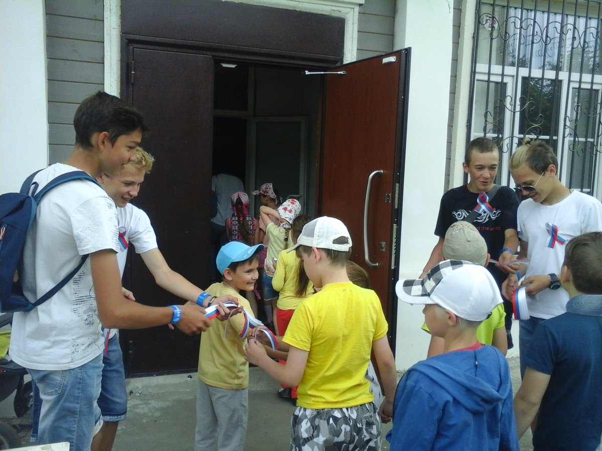 12.06. на территории летней площадки МКУ "Палехский дом культуры" с участием Исполнительного секретаря Палехского МО Богдановой Т.В. и Секретаря МО Новожиловой Н.В. прошла патриотическая акция "Моя Россия!", участники рисовали мелом на асфальте символ страны - российский триколор