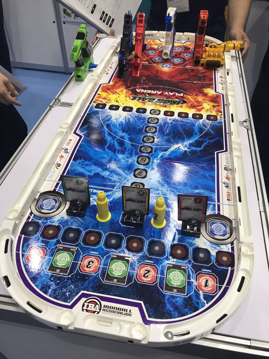 まこ A Twitter おもちゃショー19 ハピネットのアイアンボール こちらも射撃おもちゃ 飛び道具になったビーダマンって感じ Dxプレイセットにはいっているプレイボードがかっこいい