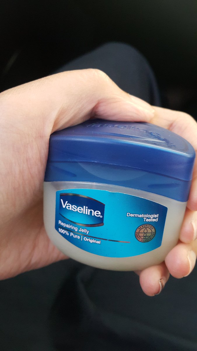 _ynnafisenough's tweet photo. Repairing jelly for the rescue. Buat yg mungkin punya kasus yg sama spt gue, kalo udh pilek, kulit sekitar hidung lgsg tedas (jd kasar gt lah pokoknya) bisa pake ini guys. Terbukti lgsg berasa alus lg wk #funsharing https://t.co/lPleubrWMC