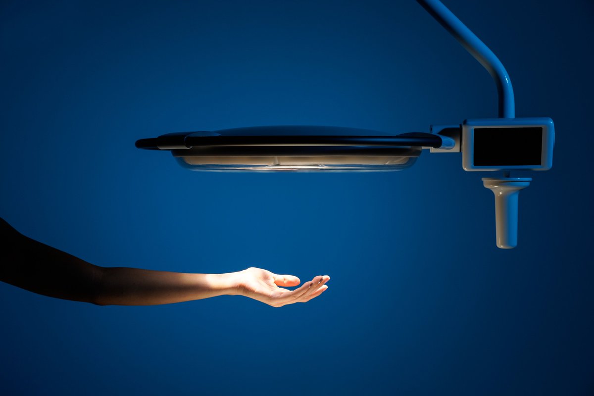 ajax_ltd's tweet image. High-definition. Shadowless. Floor standing operating light. The best for AJ26 Implant Dental Chair.  #dentalchair #ajaxdent #operatinglight #dentallight