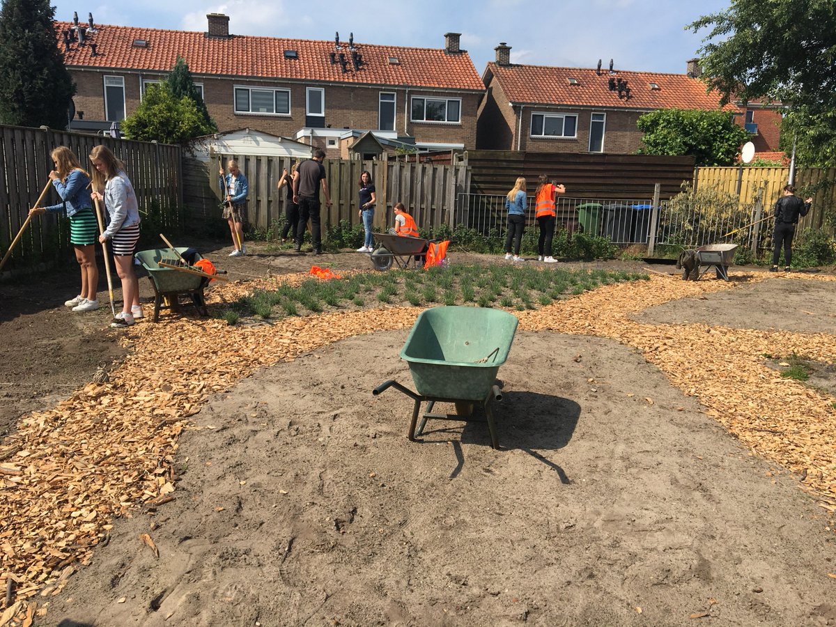 Braakliggende grond @Twekkeleveld Enschede wordt pluk-, moes- en lestuin. Zone.college en de corporatie De Woonplaats slaan de handen ineen voor een bijzonder project. De buurt is er blij mee bit.ly/2WI6Al2 #pluktuin #moestuin #lestuin