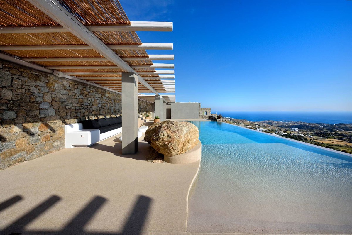 Piscina_BCN's tweet photo. Las villas #Kinglike, en Mykonos, respetan la arquitectura típica de las Islas Griegas. ¡Algunos de sus dormitorios cuentan con vistas del interior de las piscinas! #JuevesDeArquitectura https://t.co/wl5mOJGIXy https://t.co/Twww5sgCpi