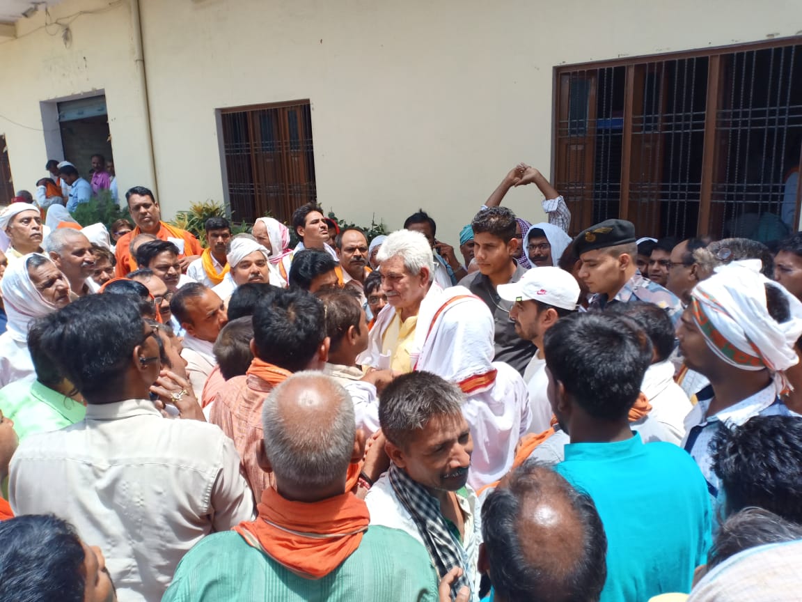 manojsinha_'s tweet photo. आज जमानियां विधानसभा के कार्यकर्ताओं से मुलाकात कर उनके द्वारा चुनाव में किये गए अथक परिश्रम व मेहनत के लिए धन्यवाद ज्ञापित किया और भरोसा दिया कि सभी कार्यकर्ताओं के साथ सुख-दुख में कदम से कदम मिलाकर खड़ा रहूंगा। https://t.co/4LVkuVvCmj
