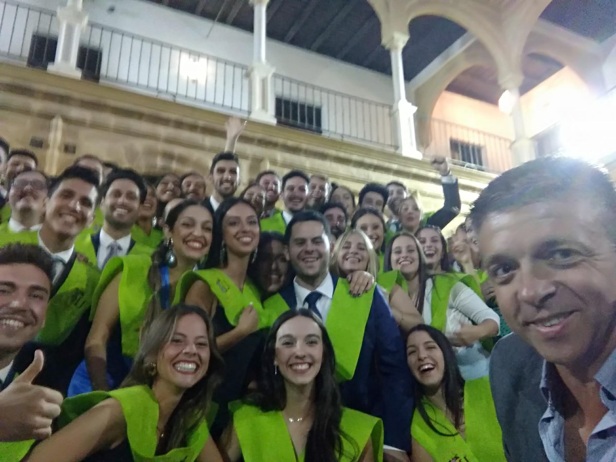 Que energía y emoción vivimos ayer en el acto de graduación de la promoción Fisioterapia 15-19 Osuna (Univ. de Sevilla). Orgulloso de vuestro trabajo y dedicación. Emocionado de que me eligierais para imponeros las becas. Os deseo lo mejor