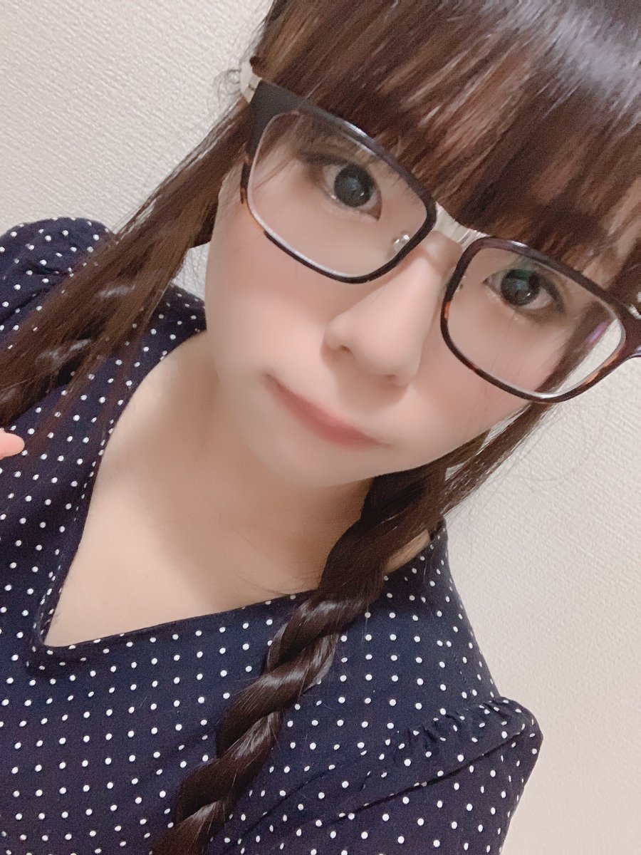 ゆみ ゆみ香 Sir メガネで生活する日にいつも迷うことなんですけど 触覚 前髪の横の毛 を メガネの外側にだすか メガネの内側にたらすか はピヨン ってなって小顔効果無いし は目にかかってうっとおしいし どうしたらいいー 笑 くだらない