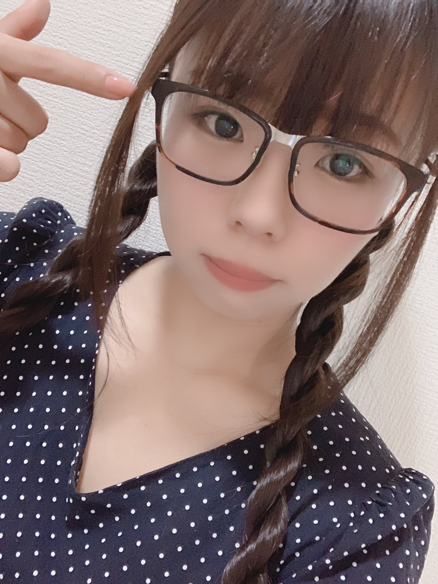 ゆみ ゆみ香 Sir メガネで生活する日にいつも迷うことなんですけど 触覚 前髪の横の毛 を メガネの外側にだすか メガネの内側にたらすか はピヨン ってなって小顔効果無いし は目にかかってうっとおしいし どうしたらいいー 笑 くだらない
