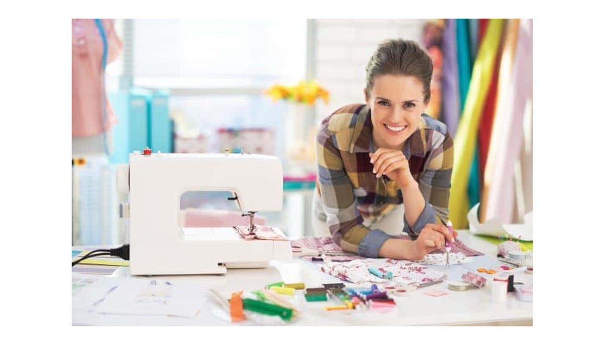 Заработок швеи. Швея на белом фоне. Швейное дело. Заработок швеи. Зарплата швеи.