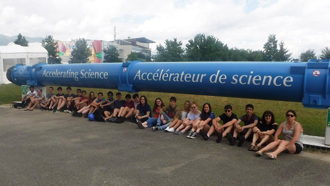 stockportgs's tweet photo. A number of #Physics pupils (and teachers!) are bursting with excitement as they head to #Switzerland to visit @CERN (the European Organisation for Nuclear Research), the world's largest particle physics lab and home of the Large Hadron Collider.

#LHC #sgsphysics https://t.co/0Dw275Fxgy