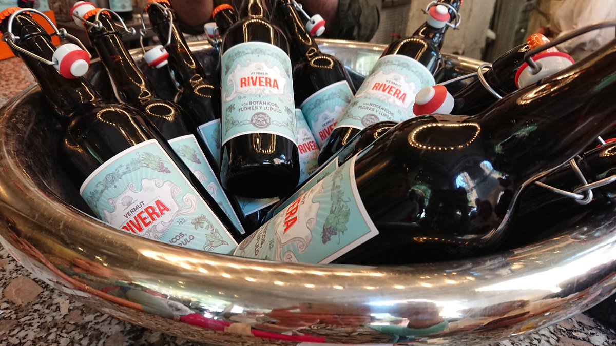 Doriroga's tweet photo. A la hora del vermut... Vermut Rivera #vermutrivera, con sabor y aroma complejos en botánicos y un delicioso toque de lúpulo Cascade, Cosecha de Galicia. #vermut #lahoradelvermut #cosechadeGalicia #lupuloCascade #muyprontoenlaweb @nutriguia #nutriguiarecomienda https://t.co/3gvW47MtC7