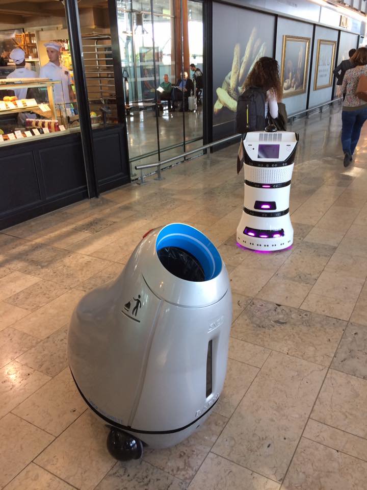 clsolard's tweet image. Immersion au sein d&apos;#Aixploration, notre lab grandeur nature en gare d&apos;Aix-en-Provence TGV ! Le succès de ce modèle d&apos;#innovation en appelle d&apos;autres, et pourra inspirer nos 600 #gares connectées d&apos;ici fin 2020 💡 lemondeinformatique.fr/actualites/lir…