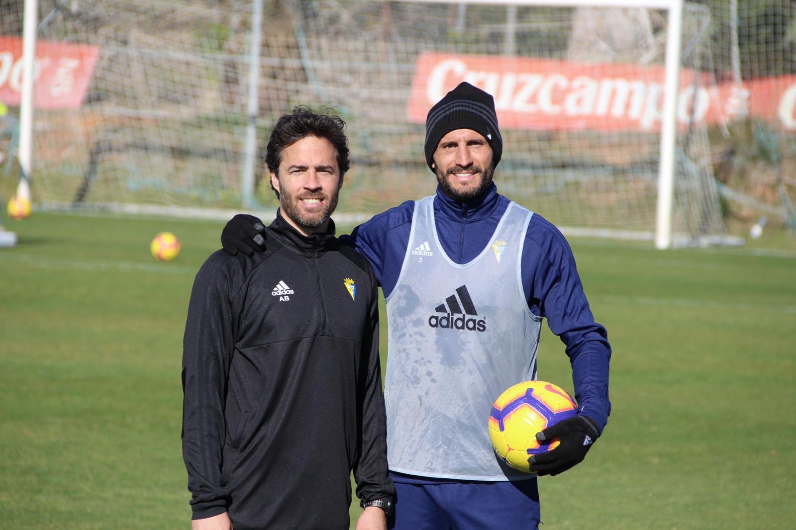 José Luis Costa durante un entrenamiento con Servando.