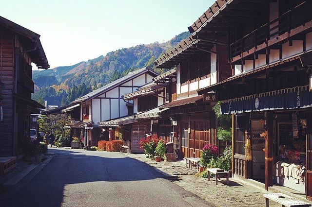 GoNagano_Japan's tweet photo. A quiet afternoon in the post town of Tsumago in the Kiso Valley. It was the 42nd such town along the Nakasendo Trail, which connected Kyoto and Edo during the Edo Period. Thanks to locals’ preservation efforts, the many inns and homes here still look as… https://t.co/9vGOj5vrZP https://t.co/Qi77ujqGSW