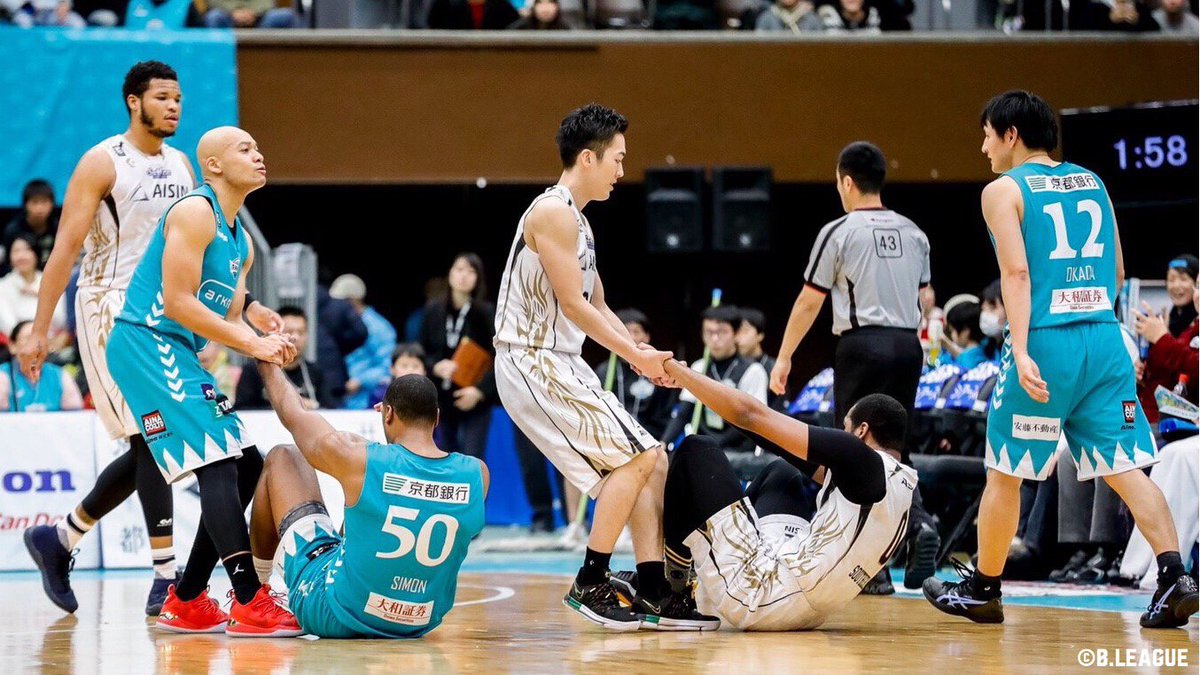 B_LEAGUE's tweet photo. ＼今日は #小さな親切の日 🌱／

敵も味方も関係なし✨
倒れた選手に手を差し伸べる小さな優しさ🤝💕

#Bリーグ
#今日はなんの日 https://t.co/YDj0clnN6B