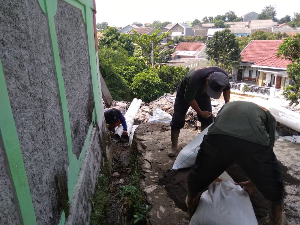 satgas_SDA's tweet photo. Kegiatan lanjutan penanggulangan longsor kali Cipinang @IdrisAShomad @Citraindahyuli @depokdiskominfo @humasdepok https://t.co/gynZDw5k0w