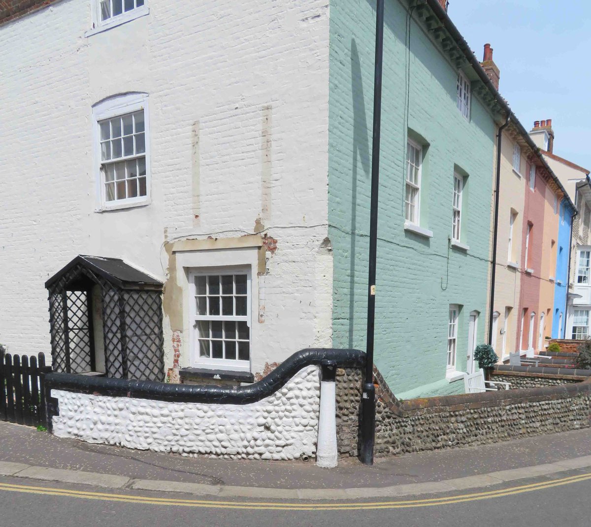 Basiliscoe's tweet photo. #CannonAlert- old cannon re-used as corner post in #Cromer https://t.co/kDkRlFIY3N