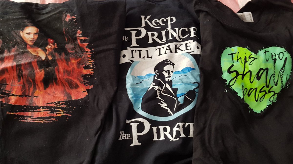 jacquelinew78's tweet photo. Con essentials ❤💜💚 #wickedregals #evilpretties or what is the correct tag??? Got my queen, my wicked witch and my funny prince/pirate shirt. Love #redbubble #fanmerch and the #shopstands designs 💚💚💚 #enchanted https://t.co/xJWcQpfm4C