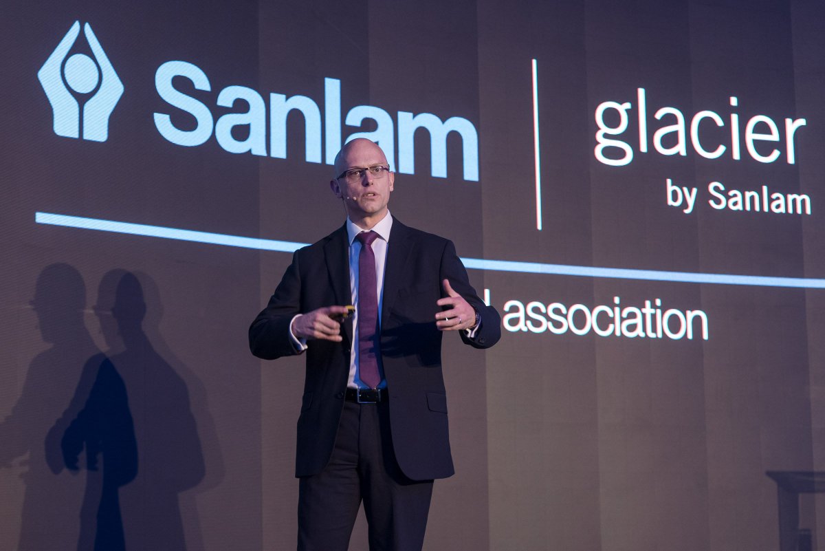 SanlamInvest's tweet photo. 🌐 | Kingsley Williams - CIO at @SATRIX_SA – shows by a clever analogy how capturing water in JoJo tanks (for those of us experiencing drought) is much akin to capturing risk premia or styles in investing, also known as factor investing #i3summit

@GlacierBySanlam @Mbele_Roberts https://t.co/9d3YW2wYFa