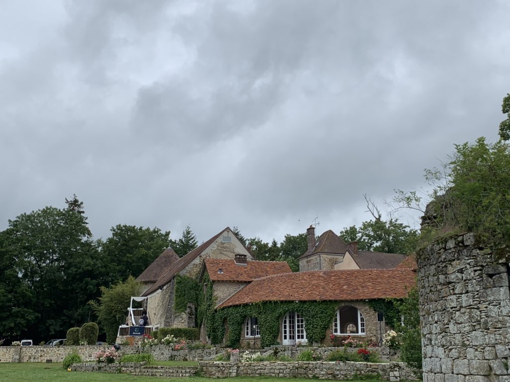 onderceylan's tweet image. Tech conference at a country side of Paris? In a medieval French 🏰 from XIIIth century? Hell yeah I’m in! 🤓 #devbreak19 @DevBreak19