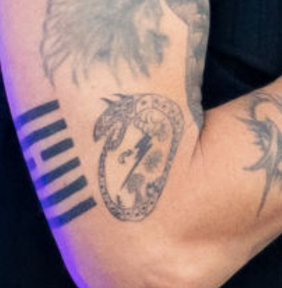 JDCNFan's tweet photo. #JohnnyDepp new #tattoo
looks like a dragon biting its own tail. remember he's got a similar one ? https://t.co/8YtGgNXtp2