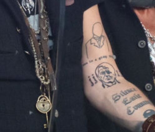 JDCNFan's tweet photo. #JohnnyDepp new #tattoo
looks like a dragon biting its own tail. remember he's got a similar one ? https://t.co/8YtGgNXtp2