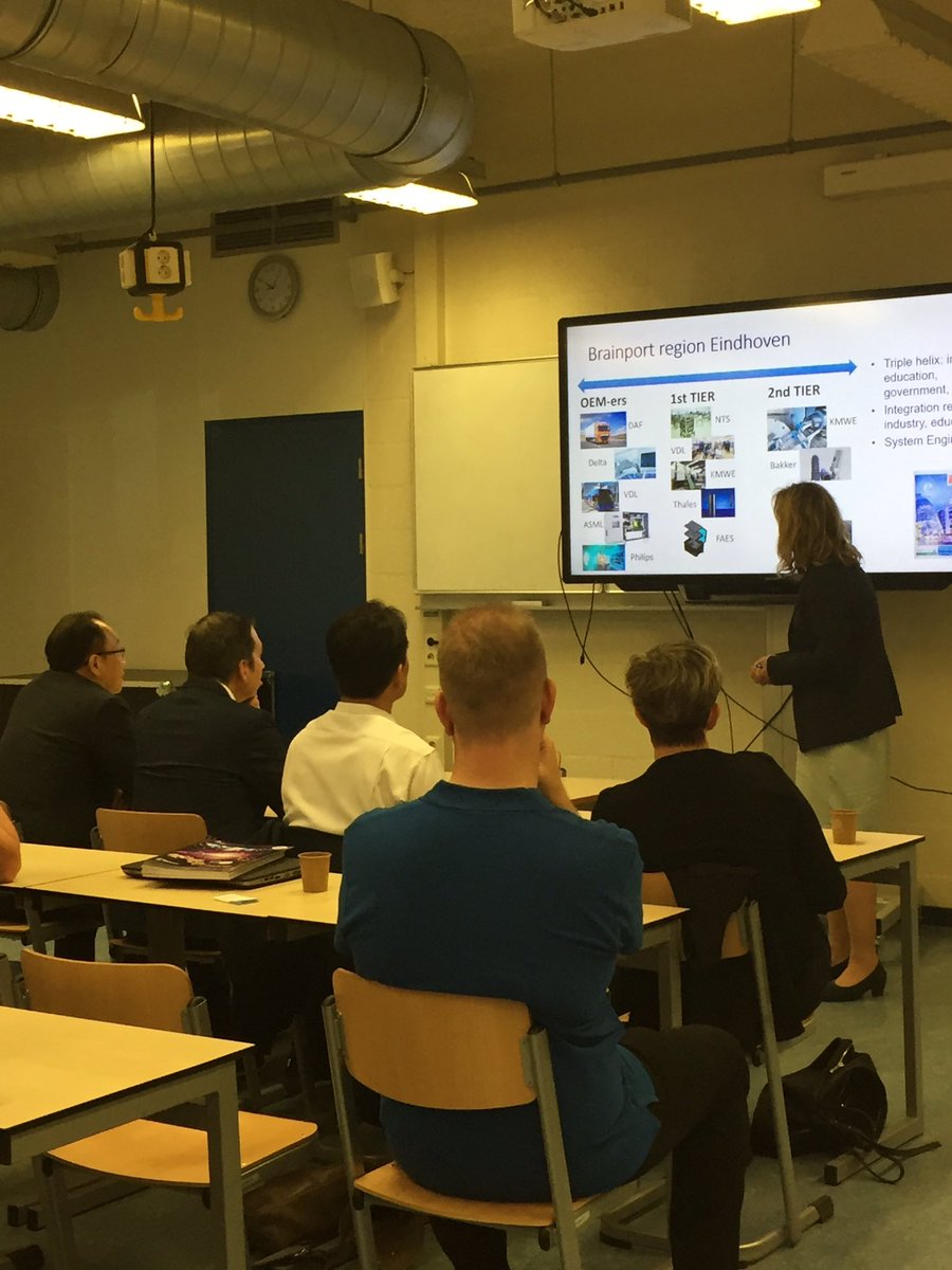 anneliesmoors's tweet photo. StudentenTeam @FH_Engineering @fontys Smart Wrist presenteert hun prototype waar ze mee naar China gaan deze zomer aan een delegatie van #delta en @ellahueting . Het team doet mee aan de wedstrijd #the 6th Delta contest. https://t.co/ZffXajwami