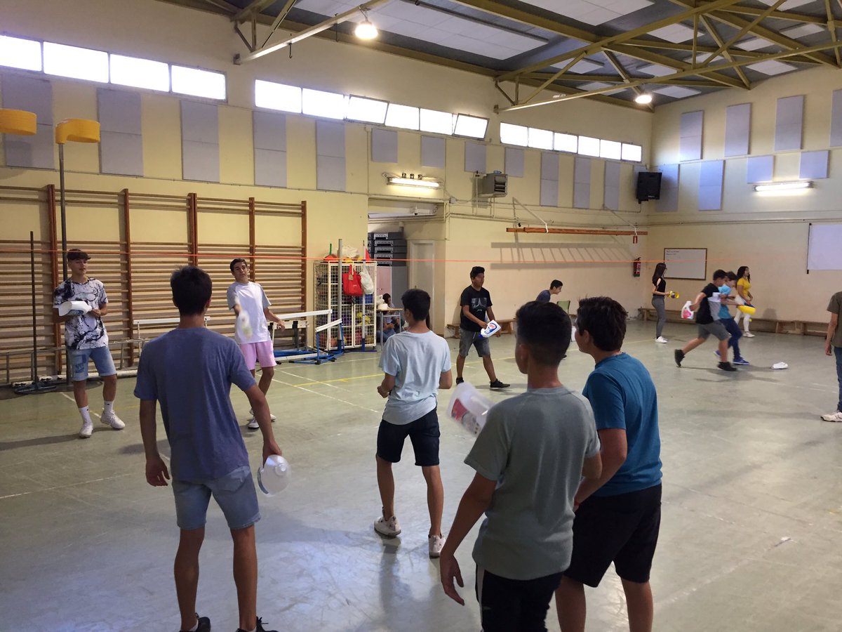 GDrareg15's tweet photo. A @InsThos també fem esport amb material reciclat! #educaciofisica #MediAmbient #FridayForFuture #innovation @esportcat @coplefc #reutilitzam https://t.co/CJtiMln2J5