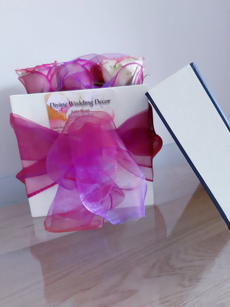 DecorsDivine's tweet photo. A new take on a box of chocolates! A box of roses. #kaysflowerschoolie https://t.co/cVwsMjJHyX
