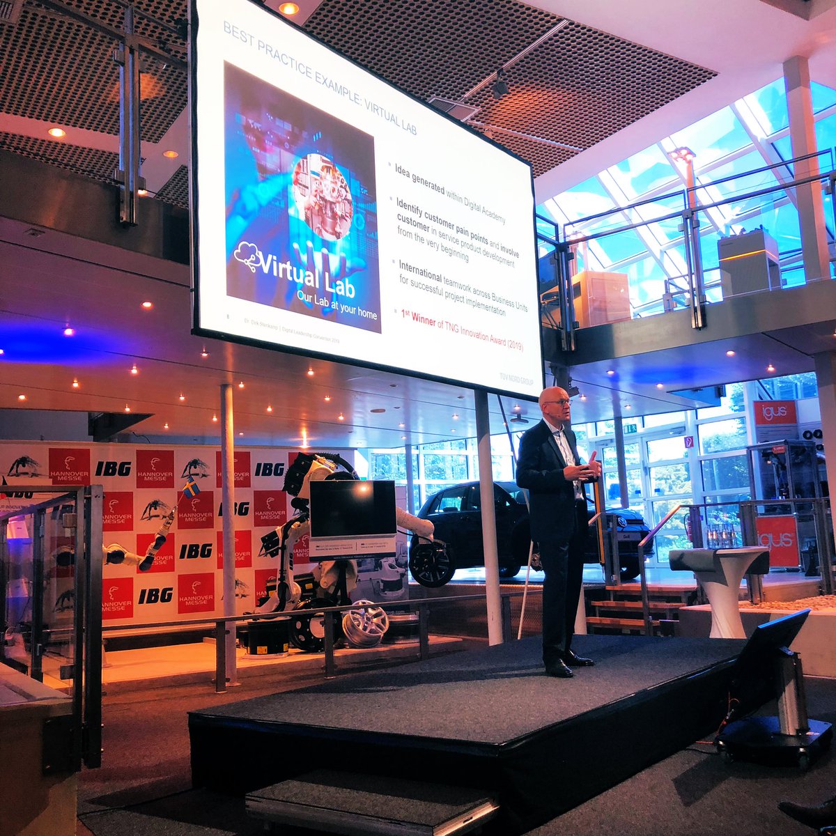 SKistler's tweet photo. @StenkampDirk at the #dlc19 highlighting the digital twin project: Virtual Lab by @AlterTechnology - a project started in the @da_tng https://t.co/W0i5hzrFZa
