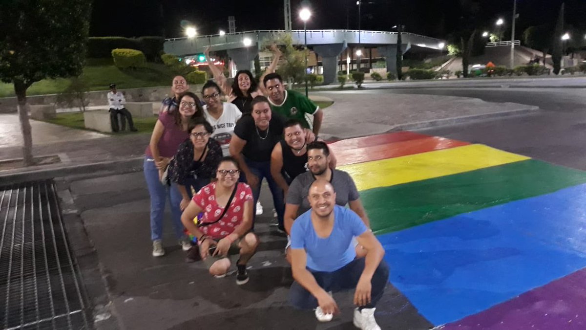 JPablo_Delgado's tweet photo. Desde lejos les comparto que después de tres años logramos pintar un crucero en León! Felicidades a #ChicasBiLess #FamiliaO’Farrell y @amicusdh por los esfuerzos!🏳️‍🌈❤️ https://t.co/vKZ7GT1JiA
