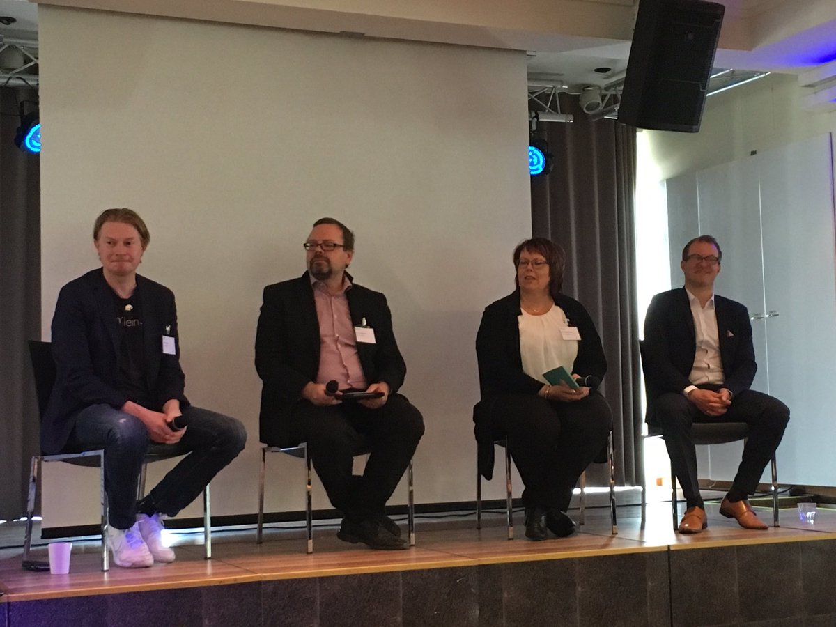 Paneelikeskustelu mediaan ja poliitikkojen välisestä vuorovaikutuksesta toimittaja Lauri Nurmen alustuksen pohjalta! Ollako avoin vai pidättäytyä? Taustaa vai suoraan kirjoitukseen? #kpjpäivät