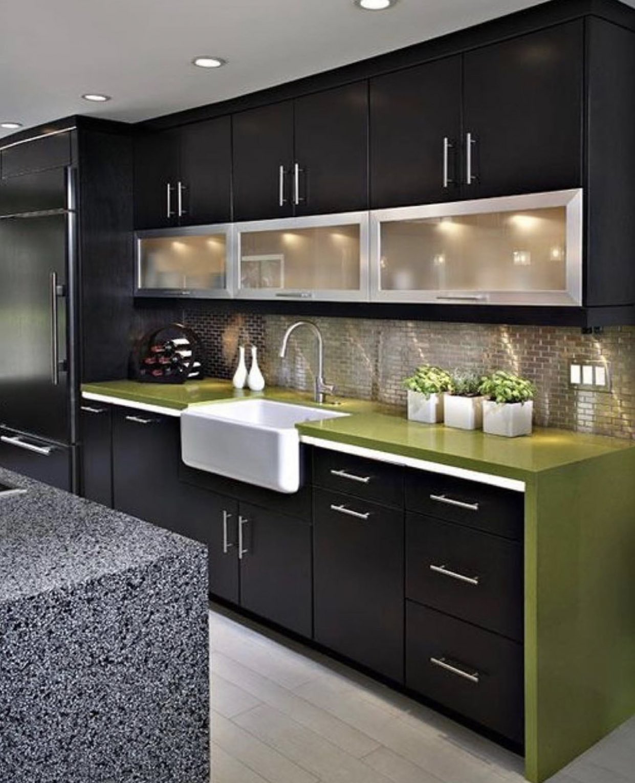 اسألني عن التصميم Pa Twitter اليوم عالم تصميم المطابخ لا ينتهي ويمكن اختيار اكثر من مادة في نفس المطبخ وتكاد لا تعرف من الصور ان كانت المادة المستخدمة هي خشب او ألمنيوم