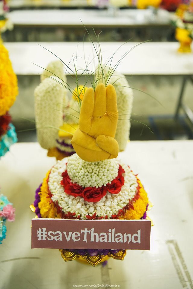 tukorawan's tweet photo. ไม่ต้องรอดูพาเหรดล้อการเมืองงานบอลประเพณีจุฬาธรรมศาสตร์แค่ปีละครั้งละ ���ูขบวนพานไหว้ครูปีนี้ของเด็กๆเสียก่อน สนุกกันใหญ่เลยนาจา #ไหว้ครู2562 #นายก500 https://t.co/WGyQdewH6a