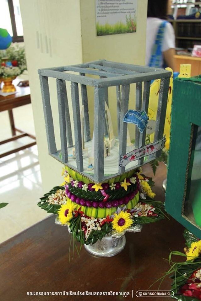 tukorawan's tweet photo. ไม่ต้องรอดูพาเหรดล้อการเมืองงานบอลประเพณีจุฬาธรรมศาสตร์แค่ปีละครั้งละ ���ูขบวนพานไหว้ครูปีนี้ของเด็กๆเสียก่อน สนุกกันใหญ่เลยนาจา #ไหว้ครู2562 #นายก500 https://t.co/WGyQdewH6a