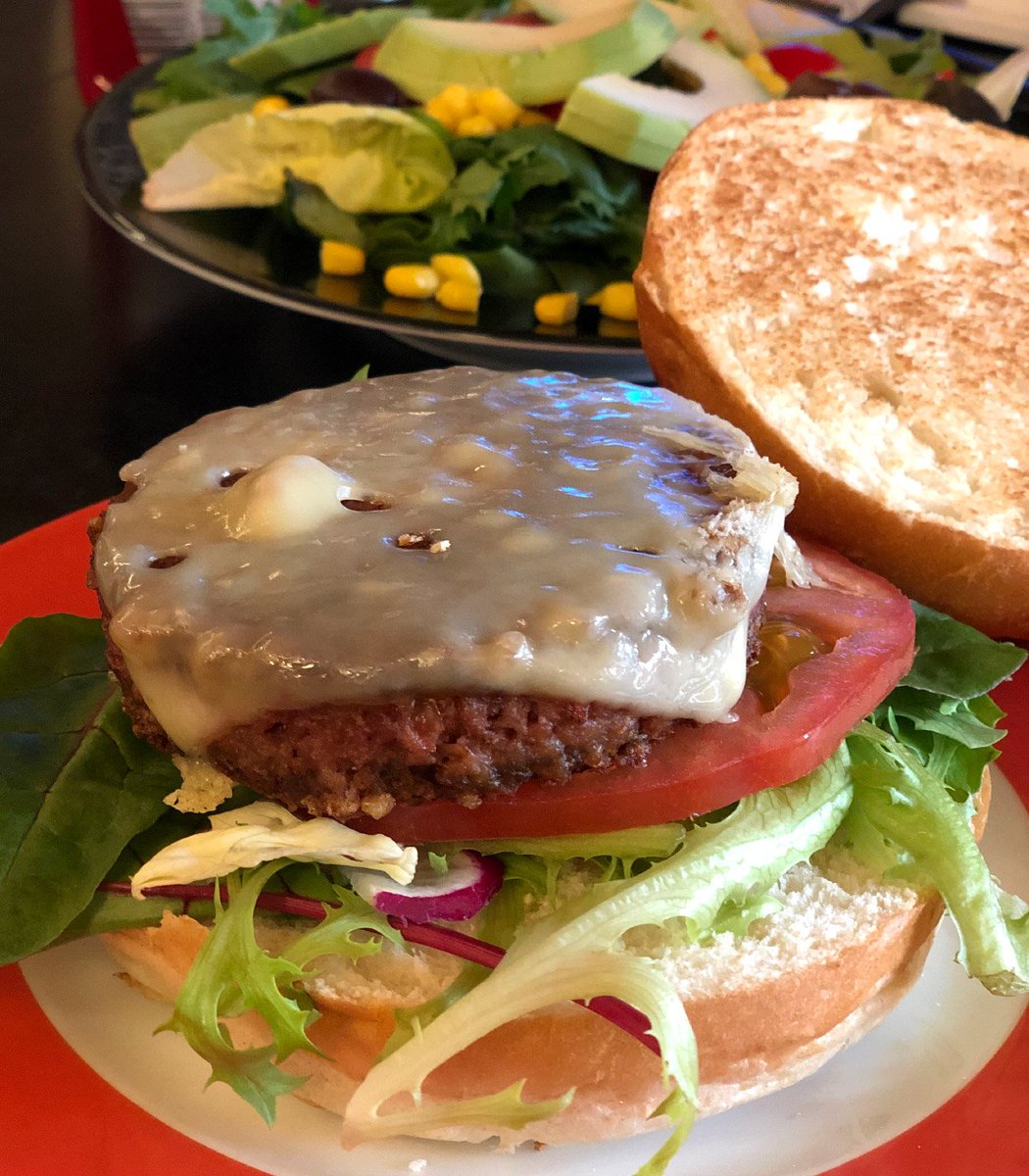 Buchmuehlen's tweet photo. Begehrt und oft schnell weg. Wenn Sie sichergehen möchten einen der leckeren veganen Beyond Burger zu bekommen, bestellen Sie bis Freitag 11:00 Uhr telefonisch vor (02054 / 4587) und Sie können am Samstag Ihren Burger entspannt abholen 🍔 #vegan #burger #vegetarisch #beyondburger https://t.co/1Fi5LnyYXz