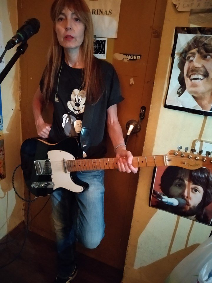 Amparo Llanos busca una guitarra desaparecida tras un concierto de su grupo New Day en Girona europapress.es/cultura/musica…