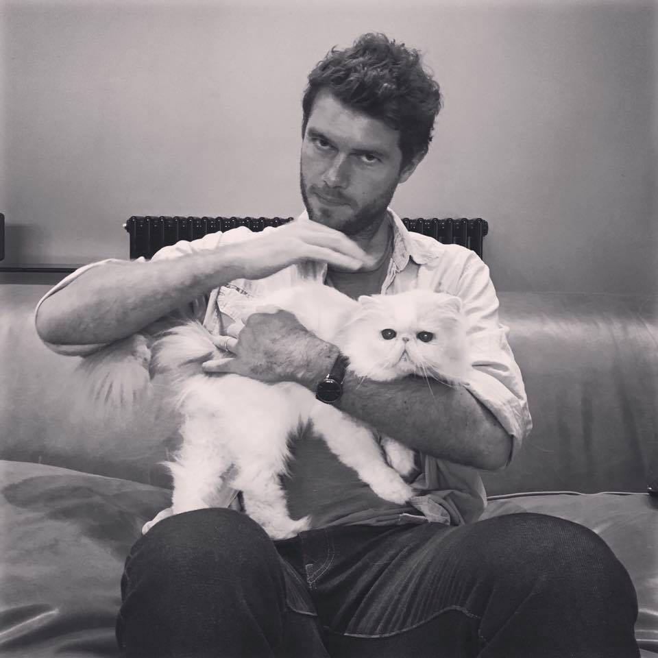 FINALLY, an excuse to tweet what must be the coolest author photo we've seen. Yup that's McLaughlin, Eoin McLaughlin... author of #SecretAgentElephant 🕵️‍♂️🐘
<a href="/HachetteKids/">Hachette Children's Group</a> @orchardbooks