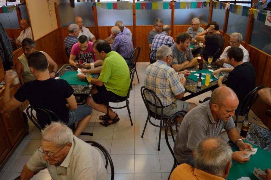 Els jocs de #cartes tenen una llarga tradició a les TE. Una cita destaca són les #festesmajors on s’organitzen campionats que poden reunir a grans i joves, homes i dones. Qui hi juga més al llarg de l’any són els homes, en els bars i altres espais públics. ipcite.cat/ipcite/represe…