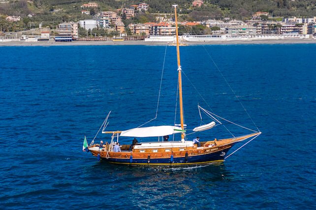 LiguriaWine's tweet photo. L' #Enotursimo in #Liguria non conosce confini. L'ultima frontiera è la scoperta dei #viniliguri... in barca a vela! ⛵️🥂☀️

Per saperne di più, leggete le pagine di #LiguriaWine. 🍾

https://t.co/aveoSHY4eL https://t.co/iiORnI3i0R