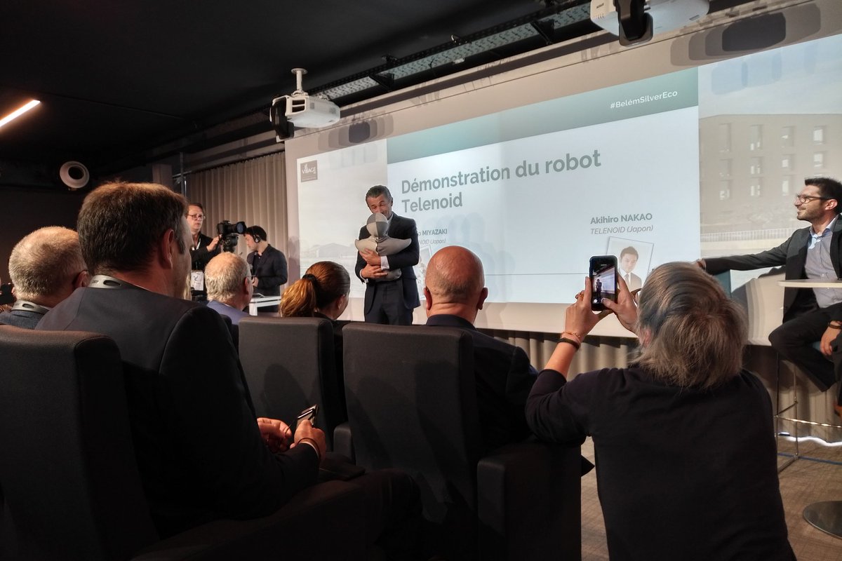 Infirmière et pédiatre au chevet de Telenoid, qui aide qui ? ;-) <a href="/touspourlasante/">Tous pour la Santé</a> <a href="/EgloffValerie/">valerie egloff</a> @telenoid_jp #BelémSilverEco