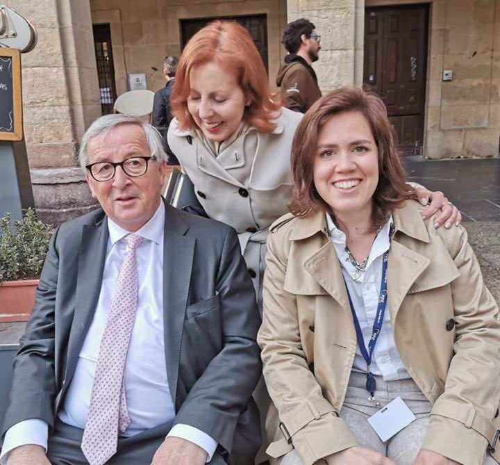 mgracacarvalho's tweet photo. No intervalo dos trabalhos de preparação da actividade parlamentar do próximo mandato com Lídia Pereira @lidiafopereira e o Presidente da Comissão Europeia @JunckerEU Jean Claude Juncker.
#EPPStudyDays #EPP #PPE #Europa #UE #SanSebastian #EuropeanParliament https://t.co/W0AzBksNxX