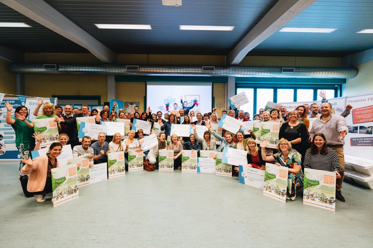 idm_info's tweet image. Gisteren beloonde IDM, samen met @De_Mooimakers scholen en verenigingen die zwerfvuil opraapten het voorbije (school)jaar. 44 scholen kregen een schoolportbord cadeau voor hun deelname aan Proper Nest. En we deelden bijna 19.000 eur uit voor #operatieproper Proficiat!