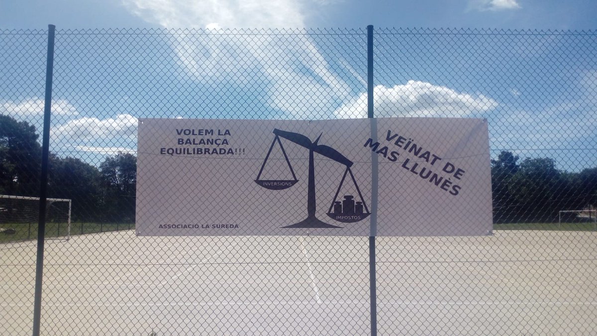la_sureda's tweet photo. Malauradament, algú ha tret i s ha emportat la pancarta de l'Associació. No dubteu, però que continuarem defensant els interessos del veïnat de Mas Llunès i els nostres socis i sòcies. https://t.co/Aw6iDnZN2d