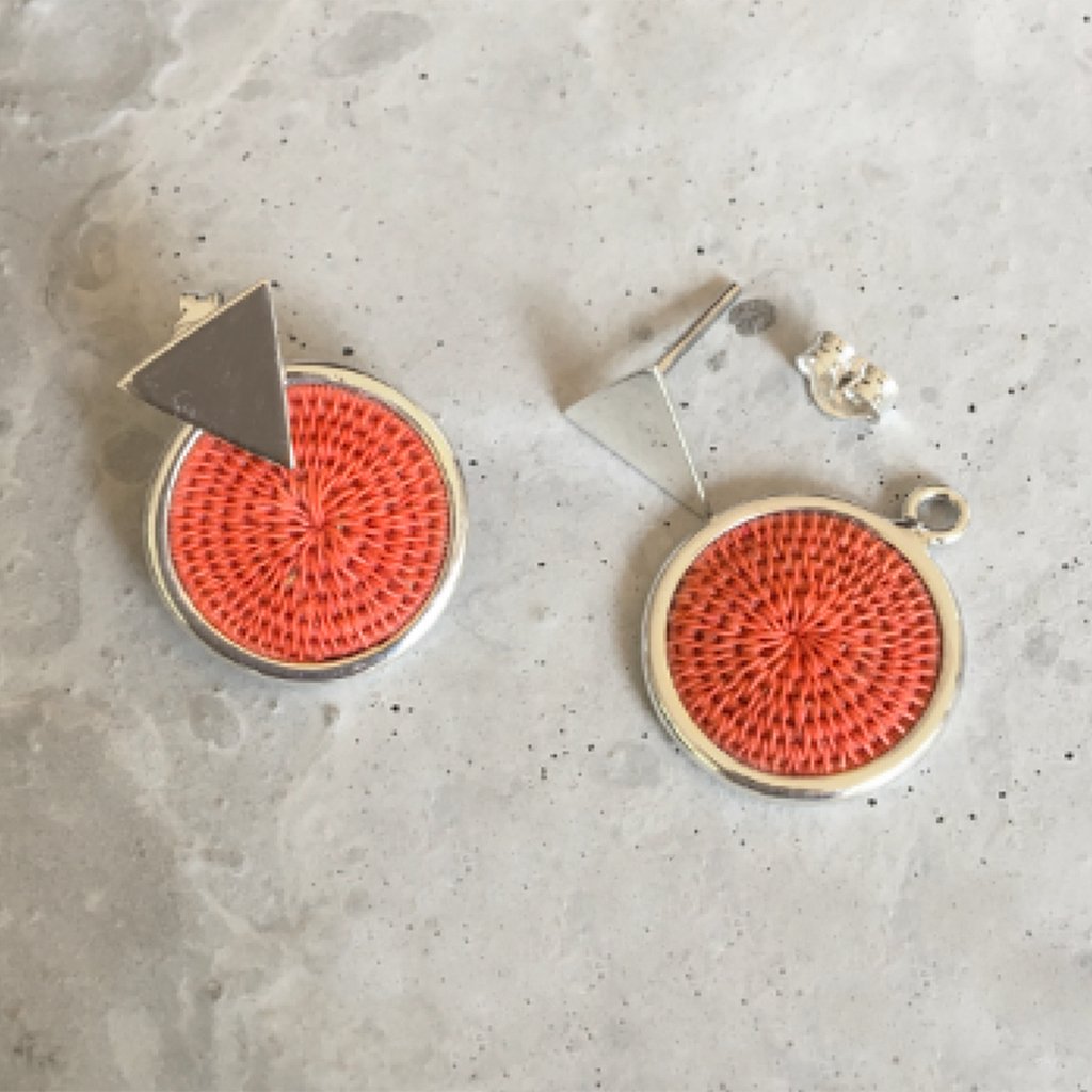 TintsabaCraft's tweet photo. Our stunning Earrings from the Triad Collection. Here in Coral colour 🍁
#tintsaba

#remarkablewomen #masterweavers #swaziland #africa #handmade #fairtrade #ethical #sustainable #sisal #eswatini #earrings #triad #collection #jewellery #jewelry #sterlingsilver #silver #earrings https://t.co/6jPirjuKl9